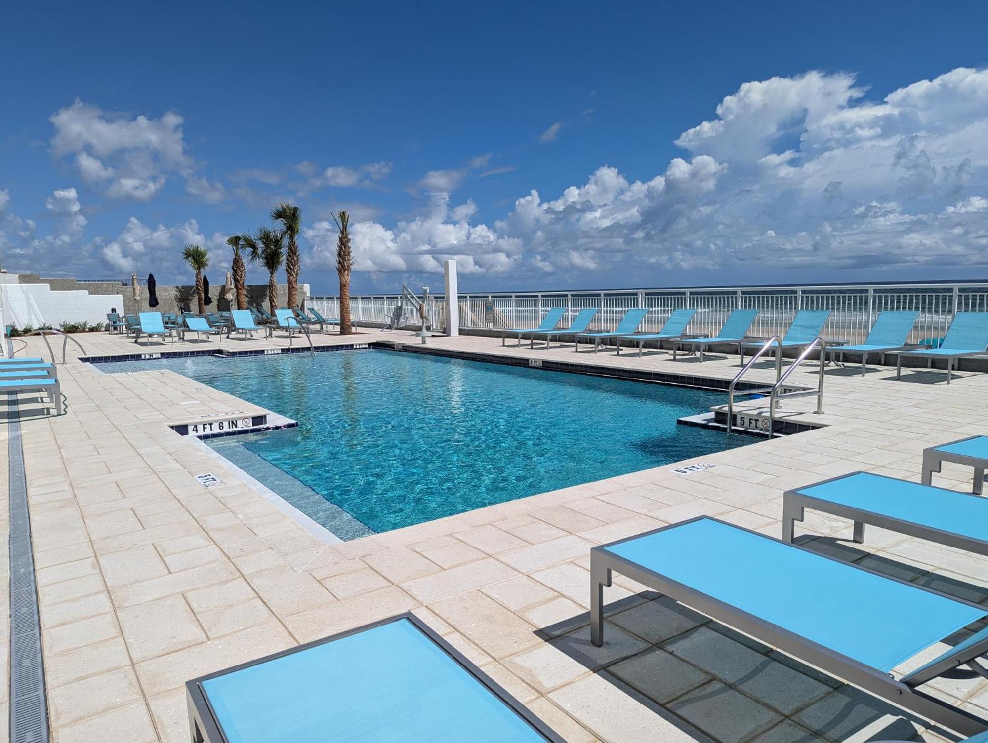 Resort Holiday Express & Oceanfront By Ihg 3*